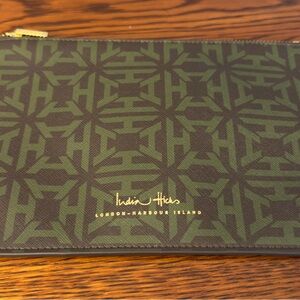India Hicks Stanley Flat in Heritage Green and Black design